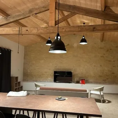 Semesterbostad Maison Agreable En Pierre Montagne (Gironde)